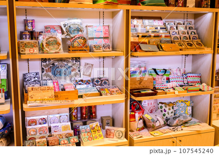 台湾　台北　免税品店のディスプレイ 107545240