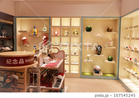 台湾 台北 免税品店のディスプレイ 台湾 台北 免税品店のディスプレイ 107545245