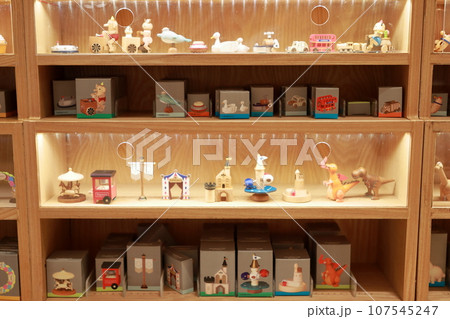 台湾　台北　免税品店のディスプレイ 107545247