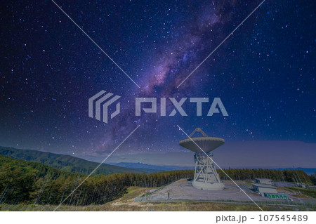 「長野県」パラボラアンテナと合成した星空風景　星空合成 107545489