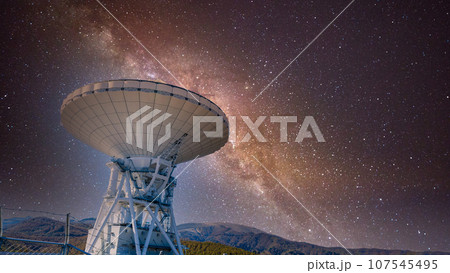 「長野県」パラボラアンテナと合成した星空風景　星空合成 107545495