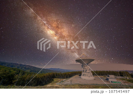 「長野県」パラボラアンテナと合成した星空風景　星空合成 107545497