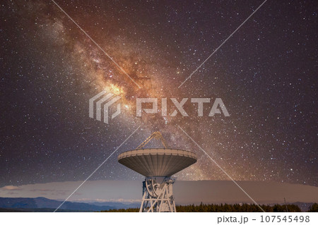 「長野県」パラボラアンテナと合成した星空風景　星空合成 107545498