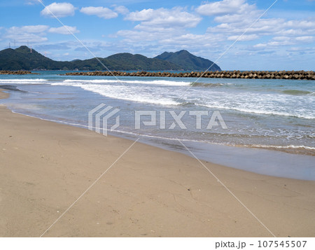 はまなすパーク海水浴場(三松海水浴場東側)の波打ち際と若狭湾の風景。福井県大飯郡高浜町。10月撮影。 はまなすパーク海水浴場(三松海水浴場東側)の波打ち際と若狭湾の風景。福井県大飯郡高浜町。10月撮影。 107545507