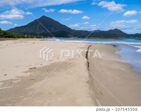 はまなすパーク海水浴場(三松海水浴場東側･福井県大飯郡高浜町)と青葉山の風景。10月撮影。 107545508
