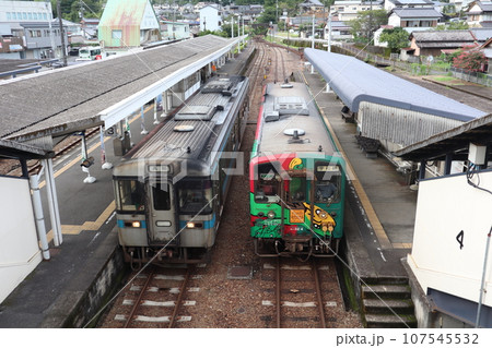 JR土讃線・土佐くろしお鉄道中村線 窪川駅に停車する列車 JR土讃線・土佐くろしお鉄道中村線 窪川駅に停車する列車 107545532