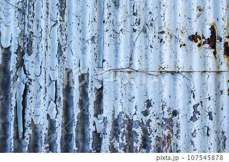 風化したトタンの外壁　横浜 107545878