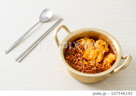 Korean instant noodles with dumplings 107546192