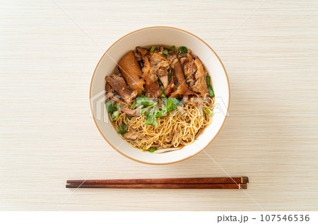 Stewed pork leg noodles in brown soup 107546536