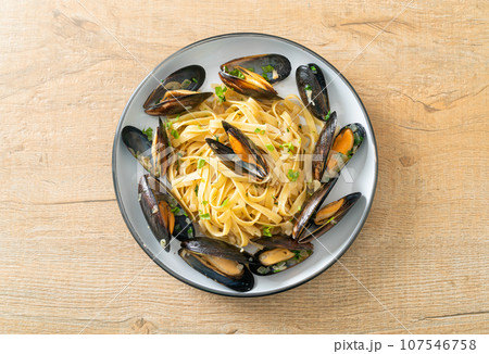 linguine spaghetti pasta vongole white wine sauce 107546758