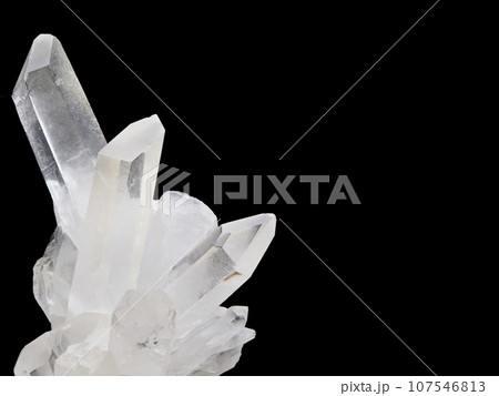 水晶クラスター（黒背景） 107546813