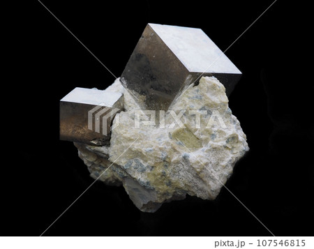 パイライトの原石 母岩付き(黄鉄鉱 ) パイライトの原石 母岩付き(黄鉄鉱 ) 107546815