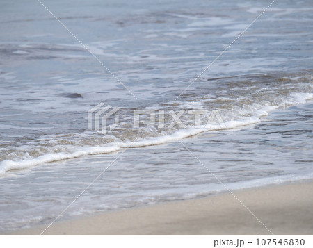 砂浜の波打ち際。秋(10月)の若狭湾の砂浜海岸。 砂浜の波打ち際。秋(10月)の若狭湾の砂浜海岸。 107546830