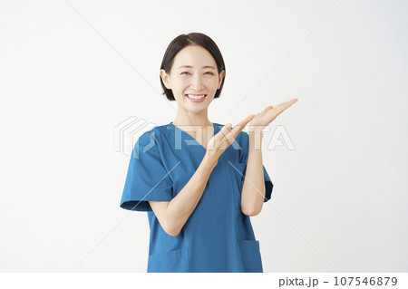 右側を手の平で指す女性の医者 白背景 右側を手の平で指す女性の医者 白背景 107546879