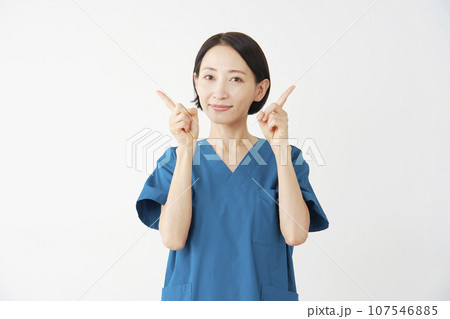 両側を指差す女性の医者 白背景 両側を指差す女性の医者 白背景 107546885