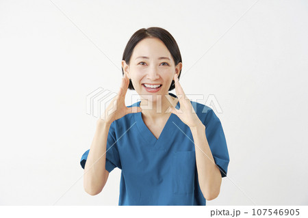 話しかける女性の医者 白背景 話しかける女性の医者 白背景 107546905