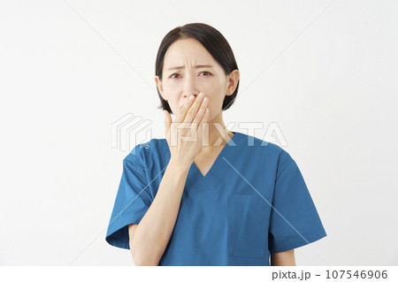 心配する女性の医者 白背景 心配する女性の医者 白背景 107546906