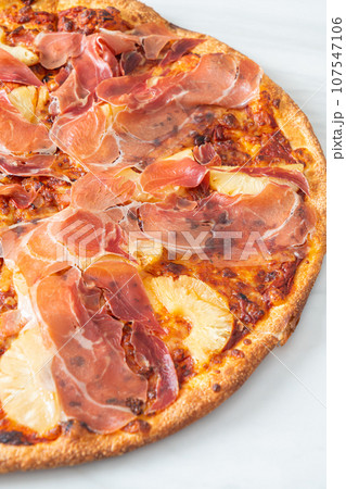 Pizza with prosciutto or parma ham pizza 107547106