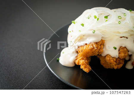 Snow Onion Chicken or Fried Chicken with Creamy Onions Sauce 107547263