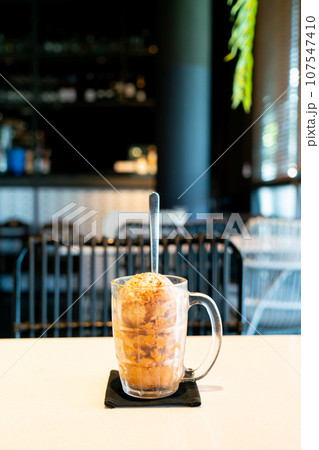 Thai tea ice scoop in glass 107547410