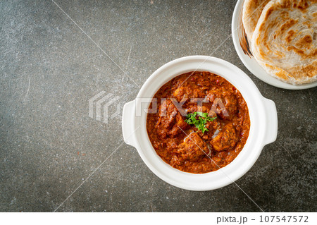 chicken tikka masala spicy curry meat food with roti or naan bread 107547572