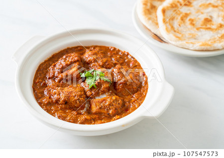 chicken tikka masala spicy curry meat food with roti or naan bread 107547573