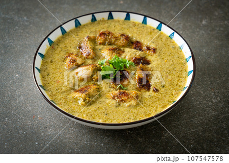 Afghani chicken in green curry or Hariyali tikka chicken hara masala 107547578