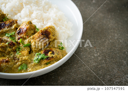 Afghani chicken in green curry or Hariyali tikka chicken hara masala with rice 107547591