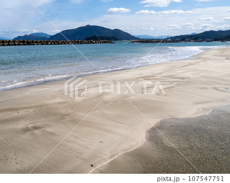 はまなすパーク海水浴場(三松海水浴場東側)の波打ち際と若狭湾の風景。福井県大飯郡高浜町。10月撮影。 はまなすパーク海水浴場(三松海水浴場東側)の波打ち際と若狭湾の風景。福井県大飯郡高浜町。10月撮影。 107547751