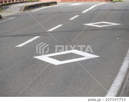 路面に描かれたダイヤマーク。道路標示(指示標示)「横断歩道又は自転車横断帯あり」。 路面に描かれたダイヤマーク。道路標示(指示標示)「横断歩道又は自転車横断帯あり」。 107547753