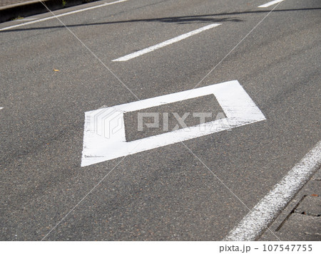 路面に描かれたダイヤマーク。道路標示(指示標示)「横断歩道又は自転車横断帯あり」。 路面に描かれたダイヤマーク。道路標示(指示標示)「横断歩道又は自転車横断帯あり」。 107547755
