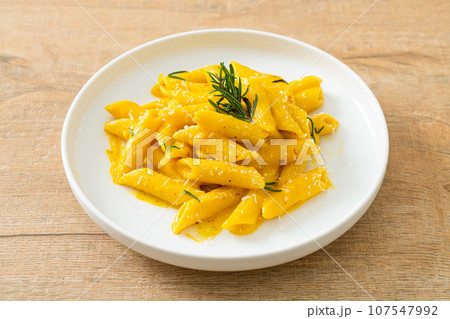 penne pasta with butternut pumpkin creamy sauce 107547992