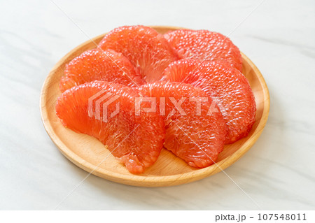 fresh red pomelo fruit or grapefruit 107548011
