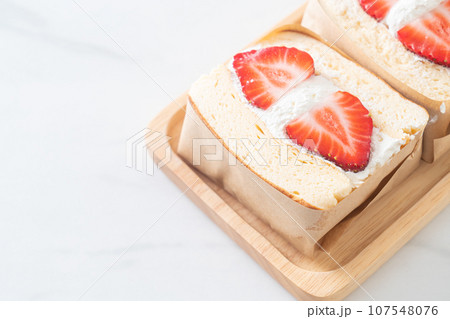 pancake sandwich strawberry fresh cream 107548076