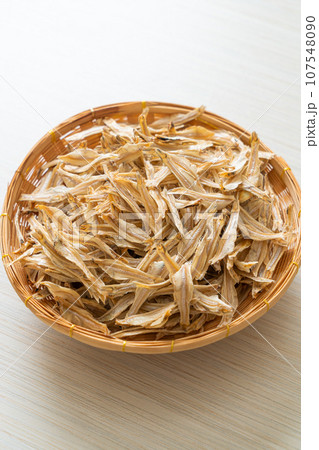 dried small crispy fish 107548090