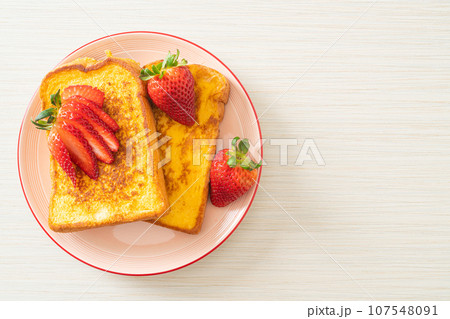 french toast with fresh strawberry 107548091