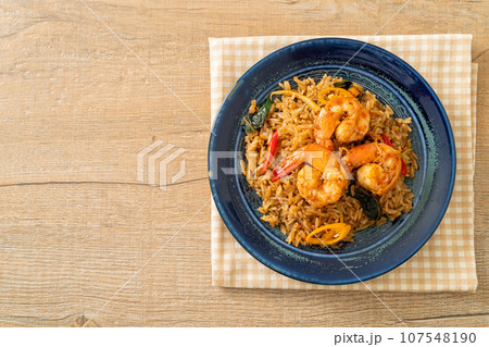 shrimps fried rice with herbs and spices 107548190