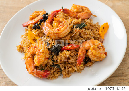 shrimps fried rice with herbs and spices 107548192