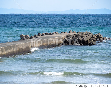若狭湾の海岸風景。福井県大飯郡高浜町の海岸。10月撮影。 若狭湾の海岸風景。福井県大飯郡高浜町の海岸。10月撮影。 107548301