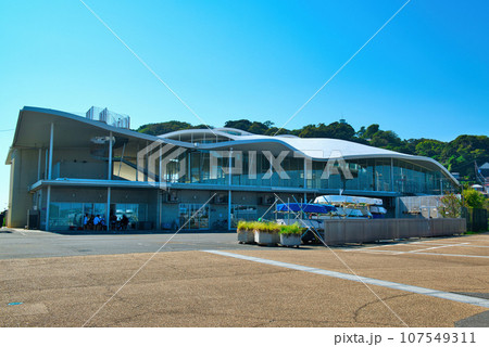 初秋の江の島ヨットハーバーの風景 107549311