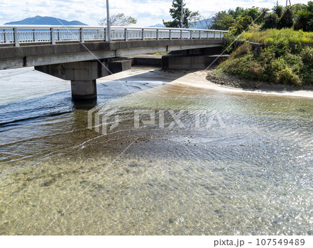 関屋川河口と涼浜橋。福井県大飯郡高浜町。 107549489