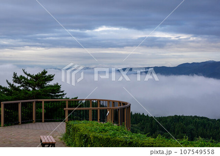 雲海に包まれた西蔵王公園展望台のベンチ 雲海に包まれた西蔵王公園展望台のベンチ 107549558