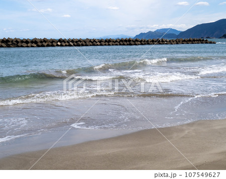 はまなすパーク海水浴場(三松海水浴場東側)の波打ち際と若狭湾の風景。福井県大飯郡高浜町。10月撮影。 はまなすパーク海水浴場(三松海水浴場東側)の波打ち際と若狭湾の風景。福井県大飯郡高浜町。10月撮影。 107549627