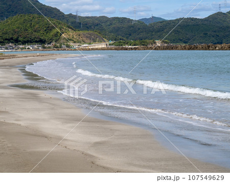 はまなすパーク海水浴場(三松海水浴場東側)の波打ち際と若狭湾の風景。福井県大飯郡高浜町。10月撮影。 107549629