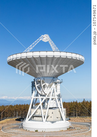 「長野県」快晴の青空に映える電波望遠鏡パラボラアンテナ 「長野県」快晴の青空に映える電波望遠鏡パラボラアンテナ 107549671