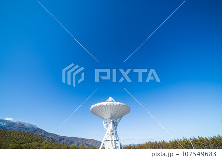 「長野県」快晴の青空に映える電波望遠鏡パラボラアンテナ 107549683