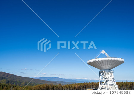 「長野県」快晴の青空に映える電波望遠鏡パラボラアンテナ 「長野県」快晴の青空に映える電波望遠鏡パラボラアンテナ 107549688
