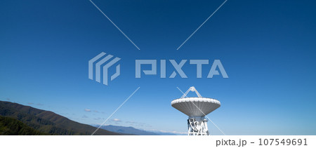 「長野県」快晴の青空に映える電波望遠鏡パラボラアンテナ 107549691