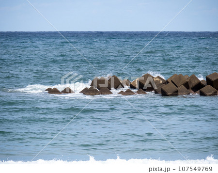 海岸の消波ブロック。福井県大飯郡高浜町内の若狭湾(日本海)の海岸。 海岸の消波ブロック。福井県大飯郡高浜町内の若狭湾(日本海)の海岸。 107549769