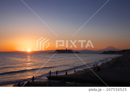 秋の夕暮れの湘南海岸 ‐ 七里ヶ浜  　自然風景 107550525